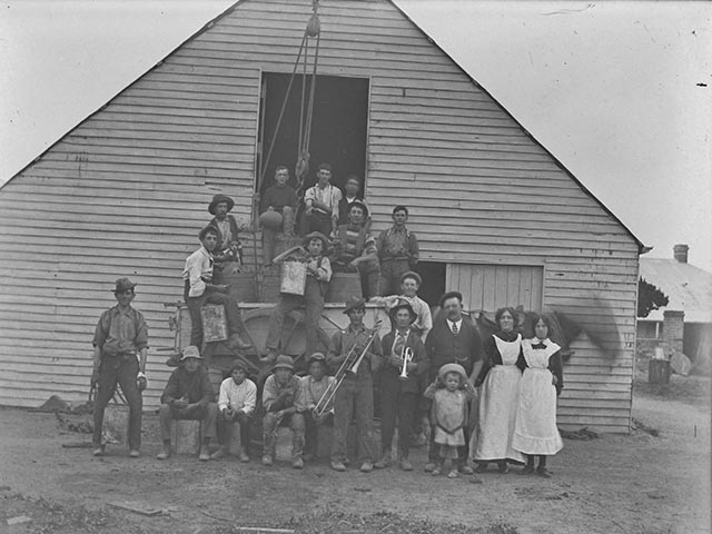 Best's Wines workers and family in the late 1800's